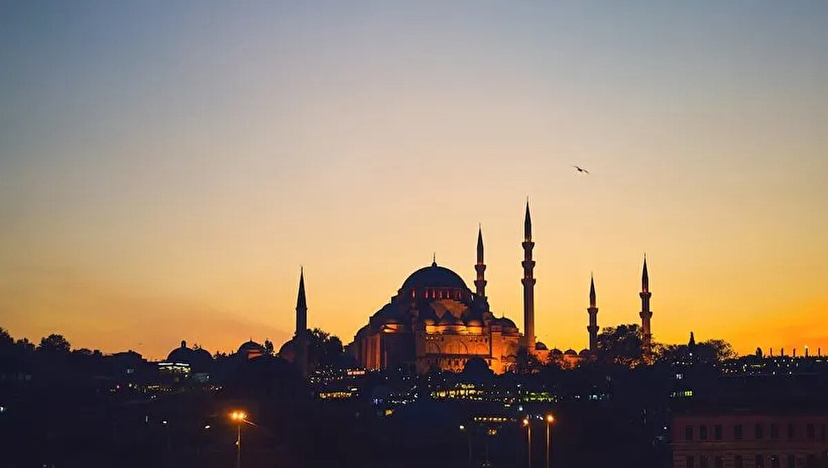 Mevlid Kandili'nin tarihi yaklaştıkça, milyonlarca kişi "Bugün kandil mi?", "20 Nisan kandil mi?" gibi sorularla arama motorlarına yöneliyor. İslam dünyasında Peygamber Efendimiz Hazreti Muhammed'in (s.a.v.) doğumunun yıl dönümü olarak idrak edilen bu özel gece Rebiülevvel ayının 12. gecesine denk geliyor. Peki Mevlid Kandili ne zaman kutlanacak?