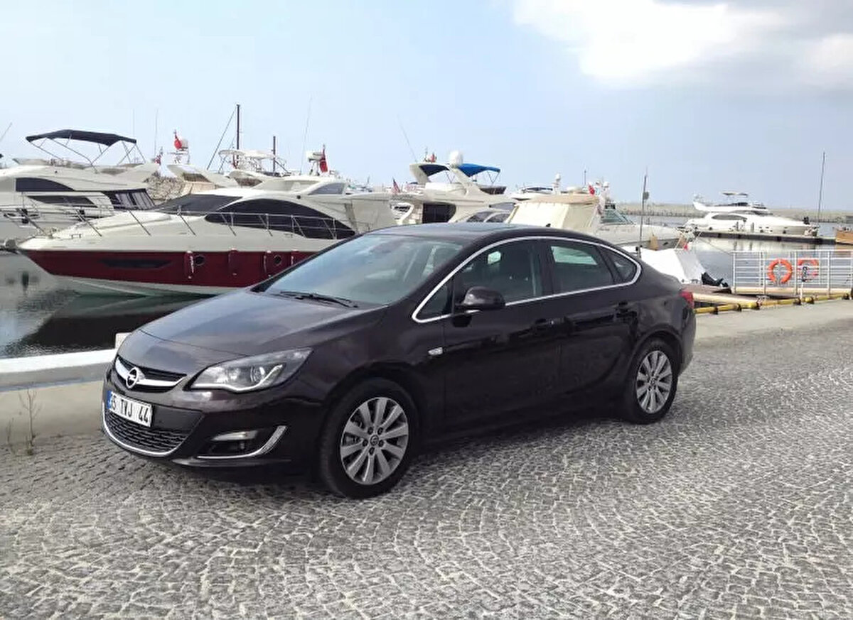 Opel Astra Sedan<br><br> <br><br>Hem geniş hem de şık bir sedan isteyenler için iyi bir orta yol.