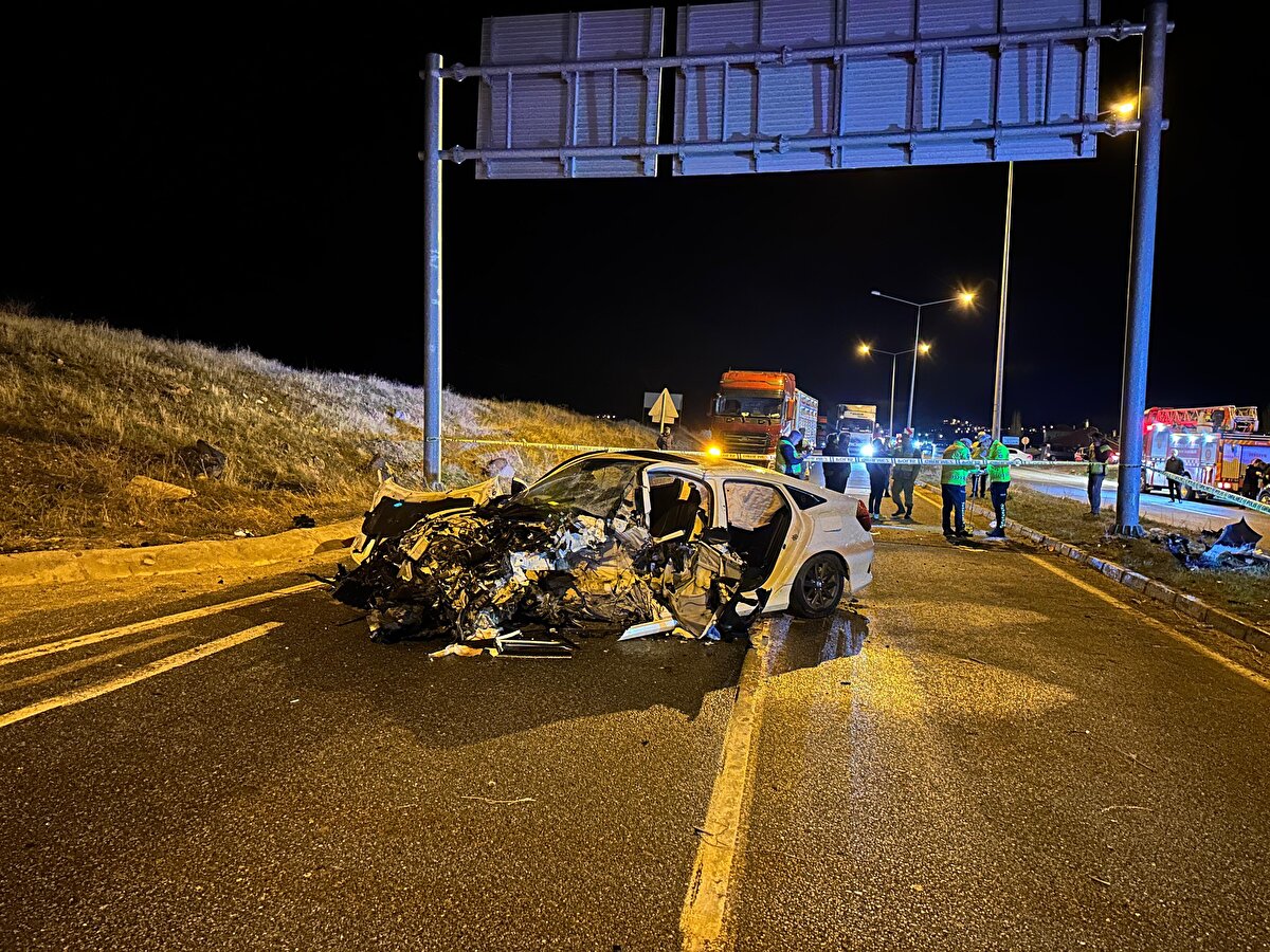 Ambulanslarla Muradiye Devlet Hastanesine kaldırılan yaralılardan 3'ü hayatını kaybetti.