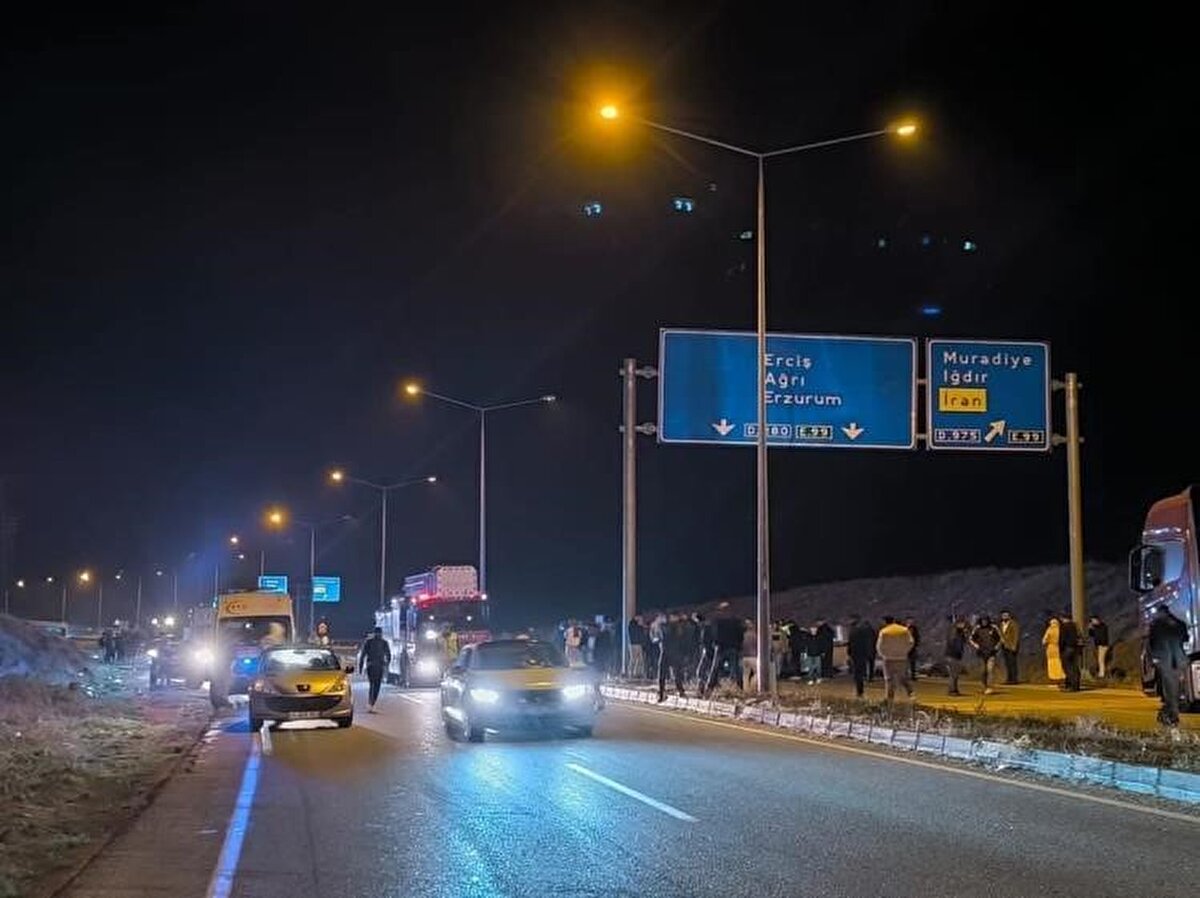 Trafiğe kapatılan yol, aracın kaldırılmasının ardından ulaşıma açıldı.