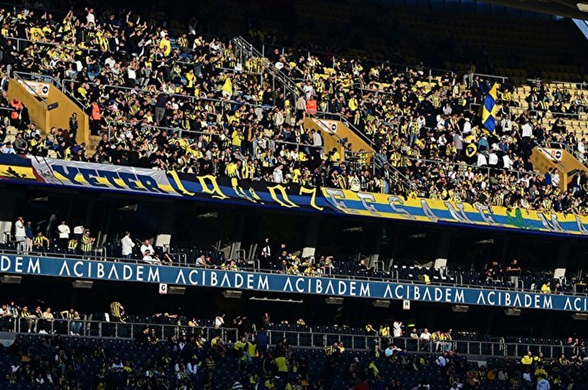 Tribünlerde bulunan sarı laciverlli taraftarlar oyundan çıkan Carlos'a tepki gösterdi.