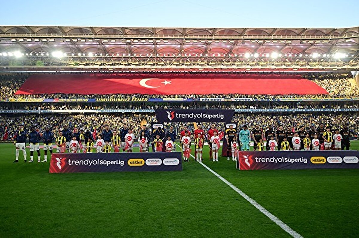 Trendyol Süper Lig'in 32. haftasında Fenerbahçe ile Bellona Kayserispor takımları Ülker Stadı'nda karşılaştı.