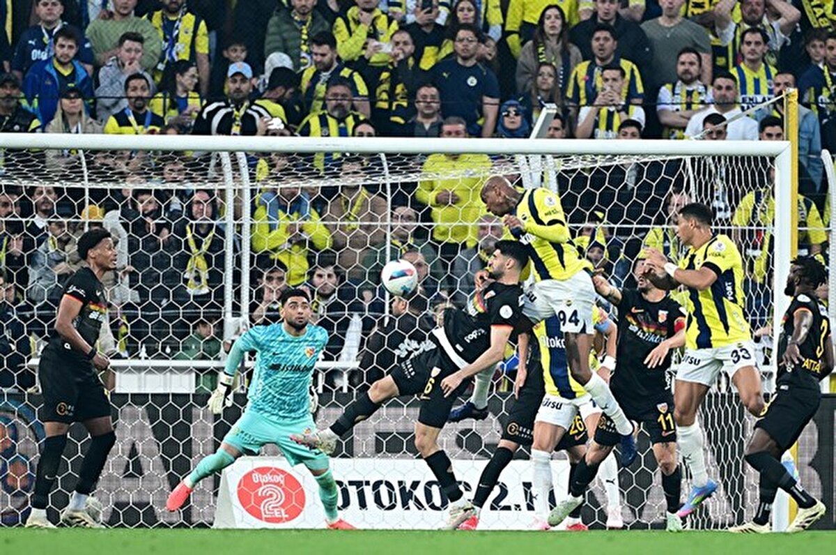 Edin Dzeko, Diego Carlos'un yerine oyuna dahil oldu. 