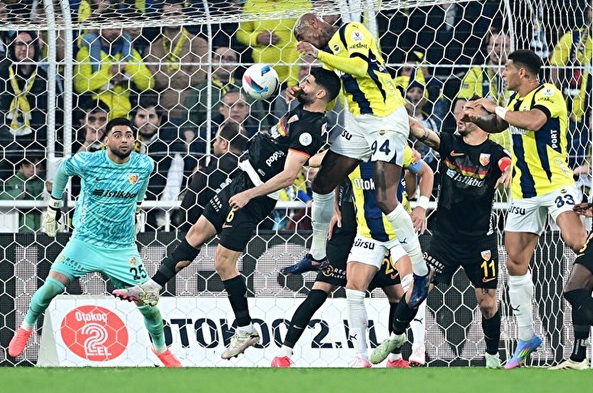 Carlos, Fenerbahçe'nin 2-1 yenik durumda bulunduğu 54. dakikada oyundan alındı.