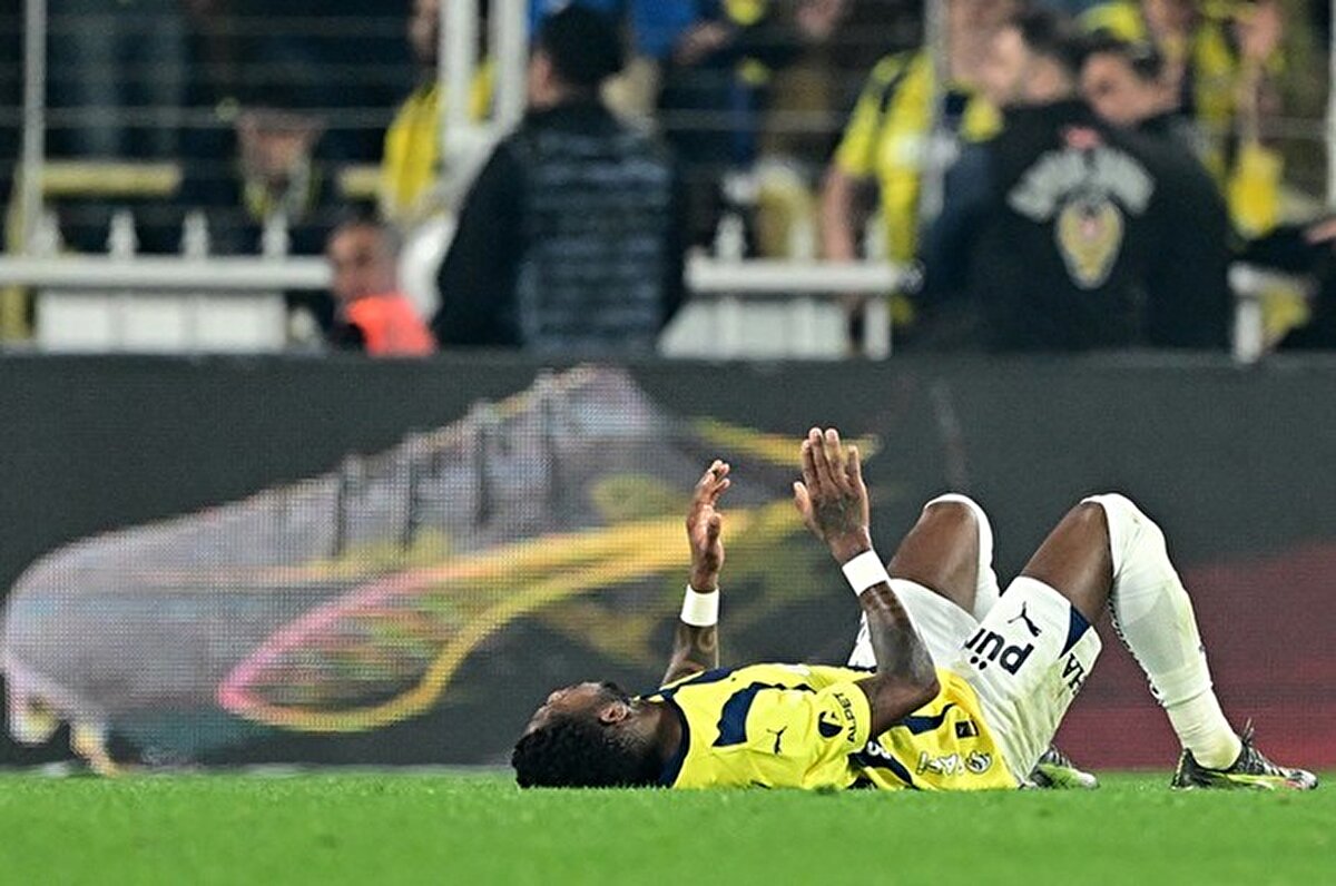 Sarı lacivertli taraftarlar "Yönetim istifa" tezahüratlarıyla tepki gösterirken, bu sırada statta yüksek sesle müzik açılınca ortalık karıştı.