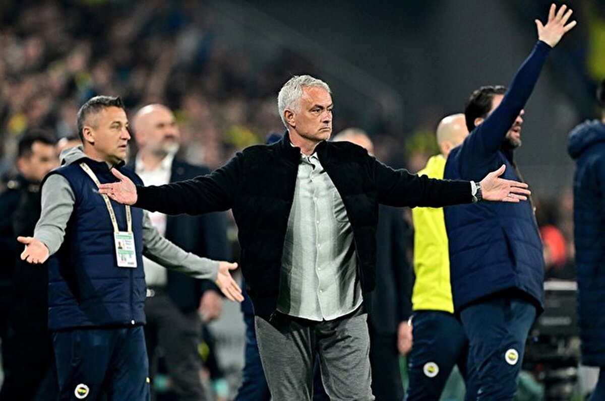 "Şampiyonayı, ligi genel olarak değerlendirmek istemiyorum. Şansımız var mı, yok mu bunu değerlendirmek istemiyorum. Şu andaki şansımız, ağustos, eylül ayında şansımız ne kadarsa o kadardır belki. Ben genel olarak lig yarışını değerlendirmek istemiyorum. Bunu yaparsam, bugünkü maçı konuşmaktan kaçıyor gibi olurum. Bugünkü maçı konuşuyor olmaktan kaçmak istemiyorum. Bugün kazanmamız gereken bir maçta 2 puan kaybettik. Bunun sebebi de çok fazla hatalar yapmamızdı. Şanssızdık da diyebiliriz. Maçı bitirebilirdik. Ama bütün bunlardan bağımsız olarak, şanssızdık, hatalar yaptık ve bunun bedelini ödedik. Bugünkü maça odaklanmak istiyorum. Bugün kötü bir sonuç aldık. Şampiyonluk yarışı konuşsam uzun bir hikaye olur o yüzden şu anda bu konuyu konuşmak istemiyorum."