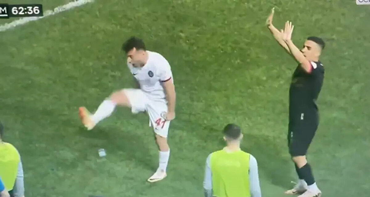 Yabancı madde atıldı<br><br>Kendisine tribünden atılan yabancı maddeler nedeniyle bir hayli sinirlenen Burak Süleyman, tribünlere dönerek küfürle birlikte hareketler yaptı. Yaptığı bu hareketler olayı daha da ateşlendirdi.