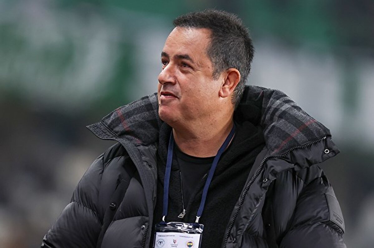 "Ortada bir suçlu varsa bizde ortağız. Çok çok üzücü bir durum. Bilsinler ki gecemizi gündüzümüzü Fenerbahçe'mize harcıyoruz. Bazen olmayınca olmuyor. Futbolun da bir tarafı bu. Bu puan kaybı bizim için çok yıkıcı, çok üzücü. Düşündüğüm zaman iyi bir kadro oluşturduğumuzu düşünüyorum. İyi bir kadro yaptık."