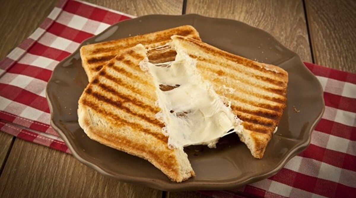 Ntv'de yer alan habere göre; Yeni düzenlemeye göre, eritme peynir kullanılan yiyecekler “eritme peynirli pide”, “eritme peynirli tost” veya “eritme peynirli sandviç” gibi ifadelerle sunulacak. Böylece tüketicilerin ürün içeriği hakkında doğru bilgilendirilmesi sağlanacak.