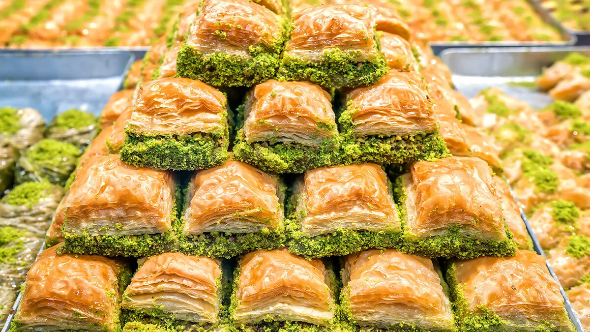 Baklava etiketleri de değişiyor<br><br>Bakanlığın radarında sadece peynir değil, baklava da var. Daha önce “fıstıklı” olarak satılan bazı baklavalarda yer fıstığı kullanıldığı tespit edilmişti. Yeni uygulamayla, gerçek Antep fıstığı yerine yer fıstığı kullanılmışsa ürün etiketinde bu açıkça belirtilmek zorunda olacak. Artık “fıstıklı” yerine “yer fıstıklı baklava” ifadesi yer alacak.