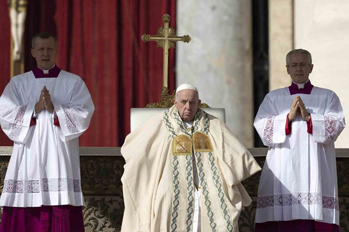 Papa'nın ölümünün ardından Vatikan'da bir papa öldüğünde ya da istifa ettiğinde bir sonraki papa seçilene dek geçiş sürecini yönetecek "Kamerlengo" (Papalık Makam Vekili) Kardinalin, kilise hukuku uyarınca "Sede Vacante" yani Latince "makamın boş olduğunu" ilan etmesi gerekiyor.
