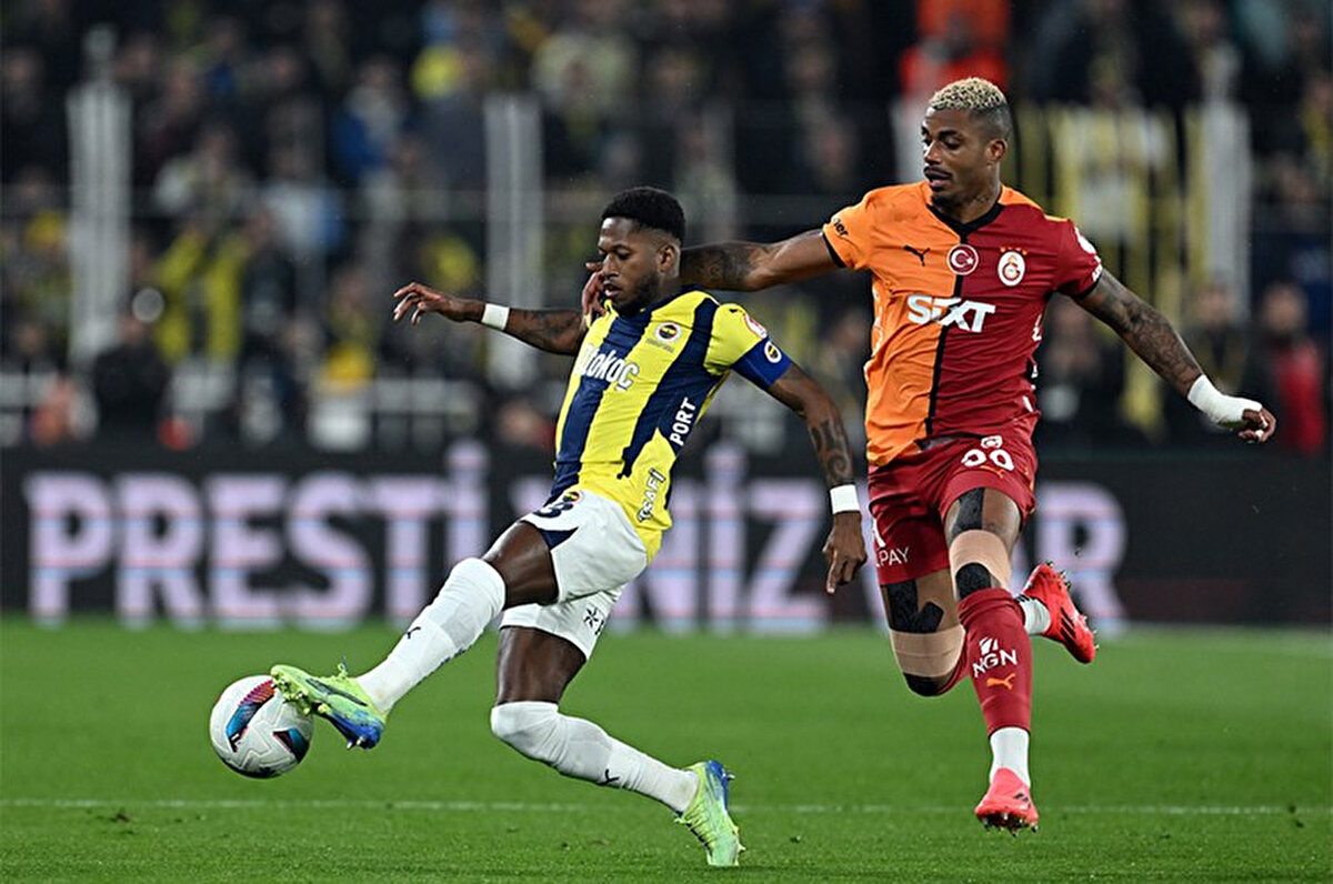 Beşiktaş derbisinde ağır bir yenilgi alan Galatasaray, Fenerbahçe derbisine ise bambaşka bir formasyonla çıktı.<br>
