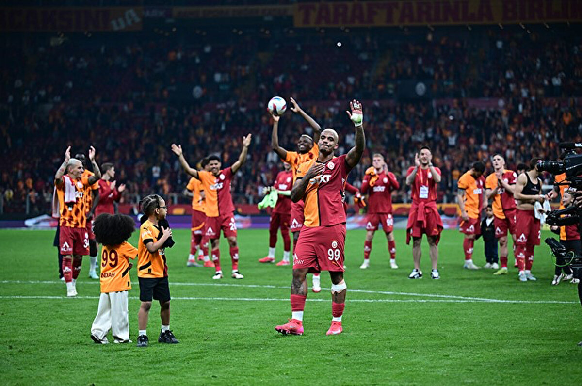 Bay geçtiği hafta sonrası Samsunspor'u aynı kurguyla deviren Galatasaray, Bodrum FK maçında da aynı üçlüyle sahaya çıkıp enfes bir performans sergiledi.<br>