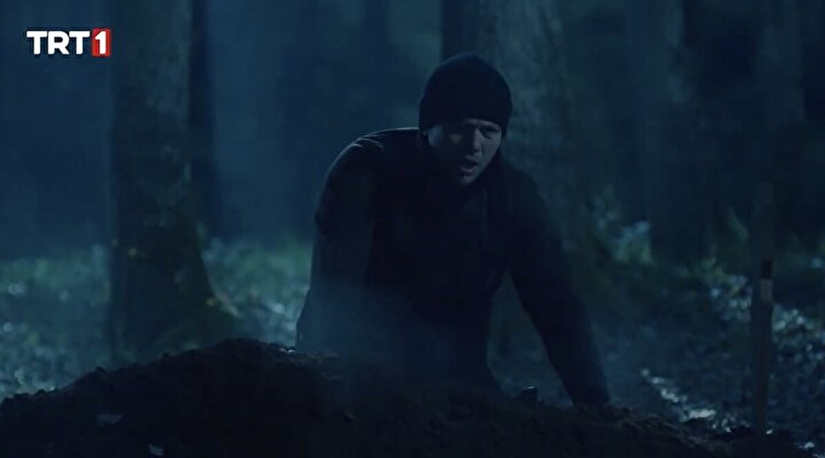 Yeni bölümde Tolga Sarıtaş’ın canlandırdığı Altay karakteri, ormanda telefon sinyali ararken, bir anda Neslihan’ın mezarını buldu.