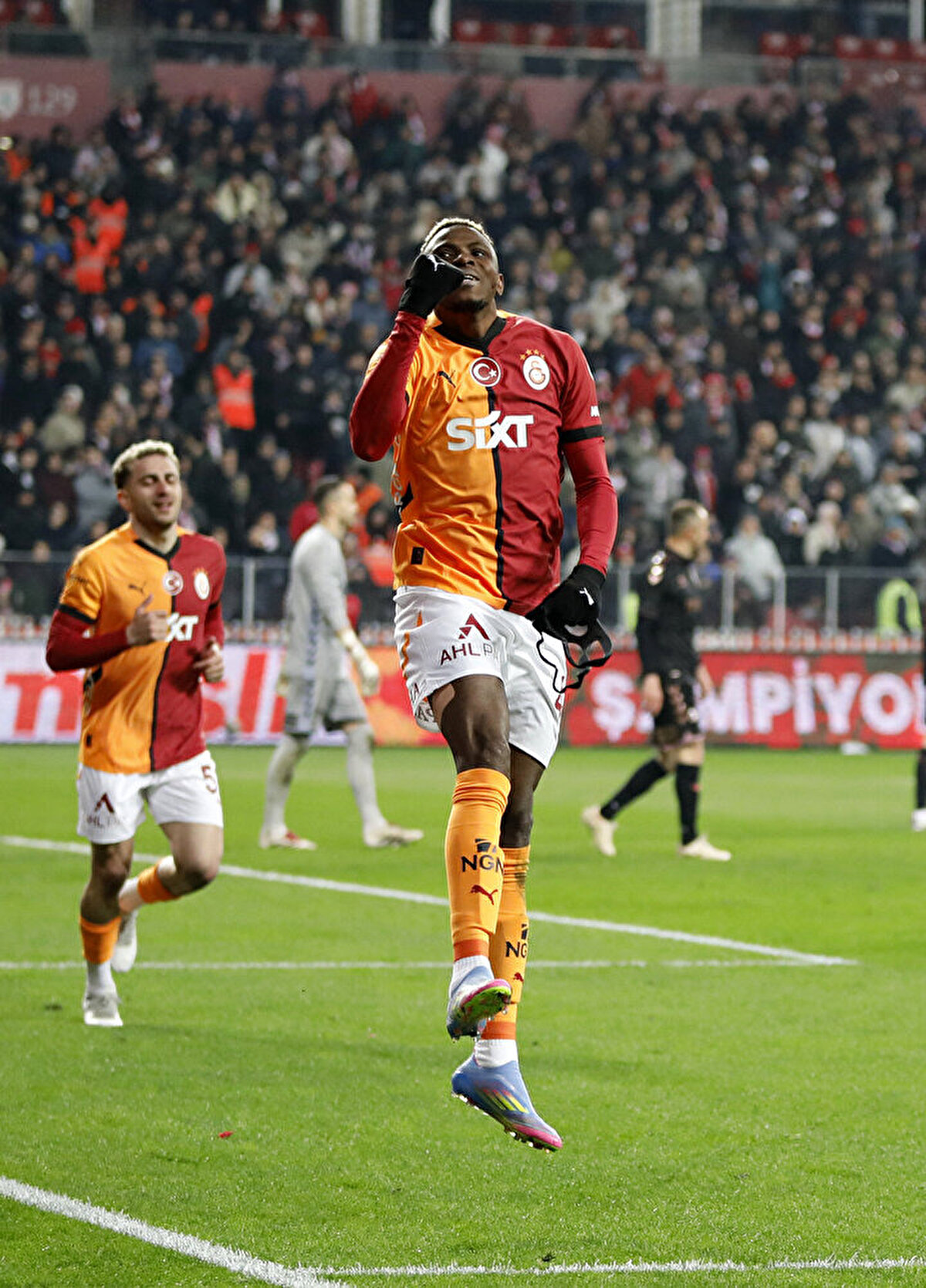 Galatasaray formasıyla çıktığı 34 maçta 29 gol atıp 6 asist yapan Osimhen'in adı Manchester United'ın dışında Real Madrid ve Chelsea gibi dev kulüplerle de anılıyordu. <br>