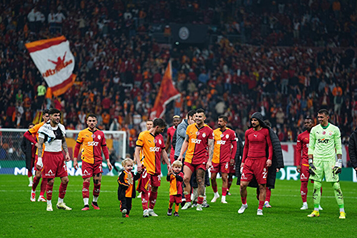 Lider Galatasaray, en yakın takipçisi Fenerbahçe'nin Kaysersipor'la berabere kalmasının ardından büyük sevinç yaşadı.<br>