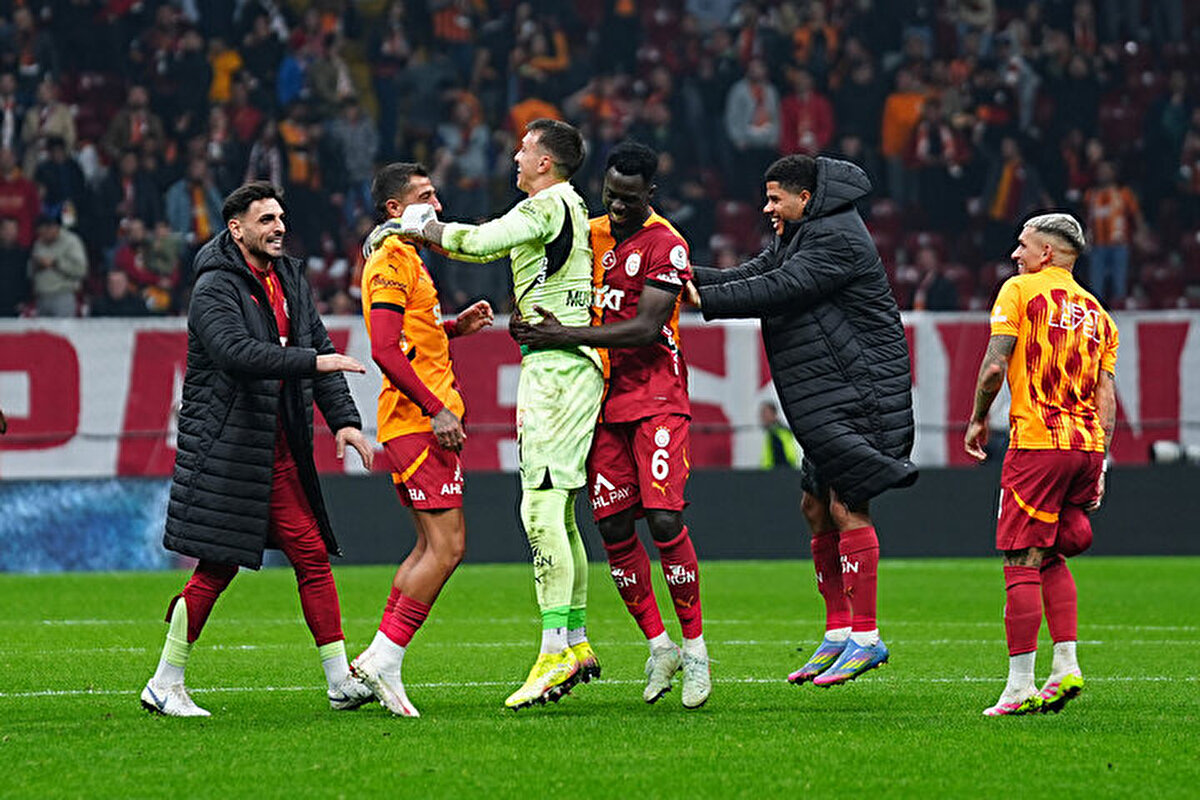 Ligin bitimine 6 hafta kala puan farkını 5'e çıkaran sarı-kırmızılılar, şampiyonluk yolunda büyük avantaj elde etti.<br>