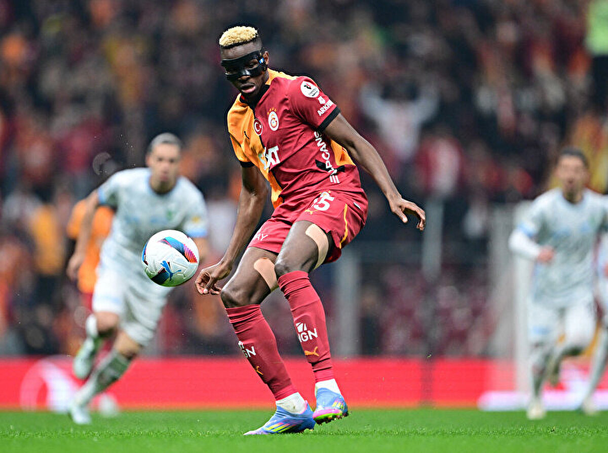 Africafoot’un haberine göre, Osimhen ile Manchester United arasında transfer için şimdiden bir anlaşma imzalandı. Haberde bu iddianın oyuncunun yakın çevresinden bir kişi tarafından doğrulandığı belirtildi.<br>