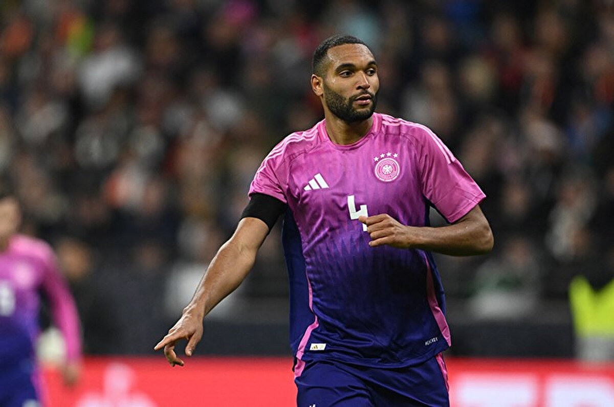 Xabi Alonso yönetimindeki Bayer Leverkusen'de geçtiğimiz sezonki şampiyonluğun en önemli isimlerinden Jonathan Tah takıma veda ediyor.<br>