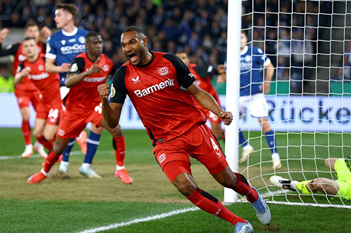 Futbol kariyerine Altona 93'ün altyapısında başlayan ve sonrasında sırasıyla Hamburg ve Düsseldorf formalarını giyen Jonathan Tah, 2015'te Bayer Leverkusen'e imza attı.<br>