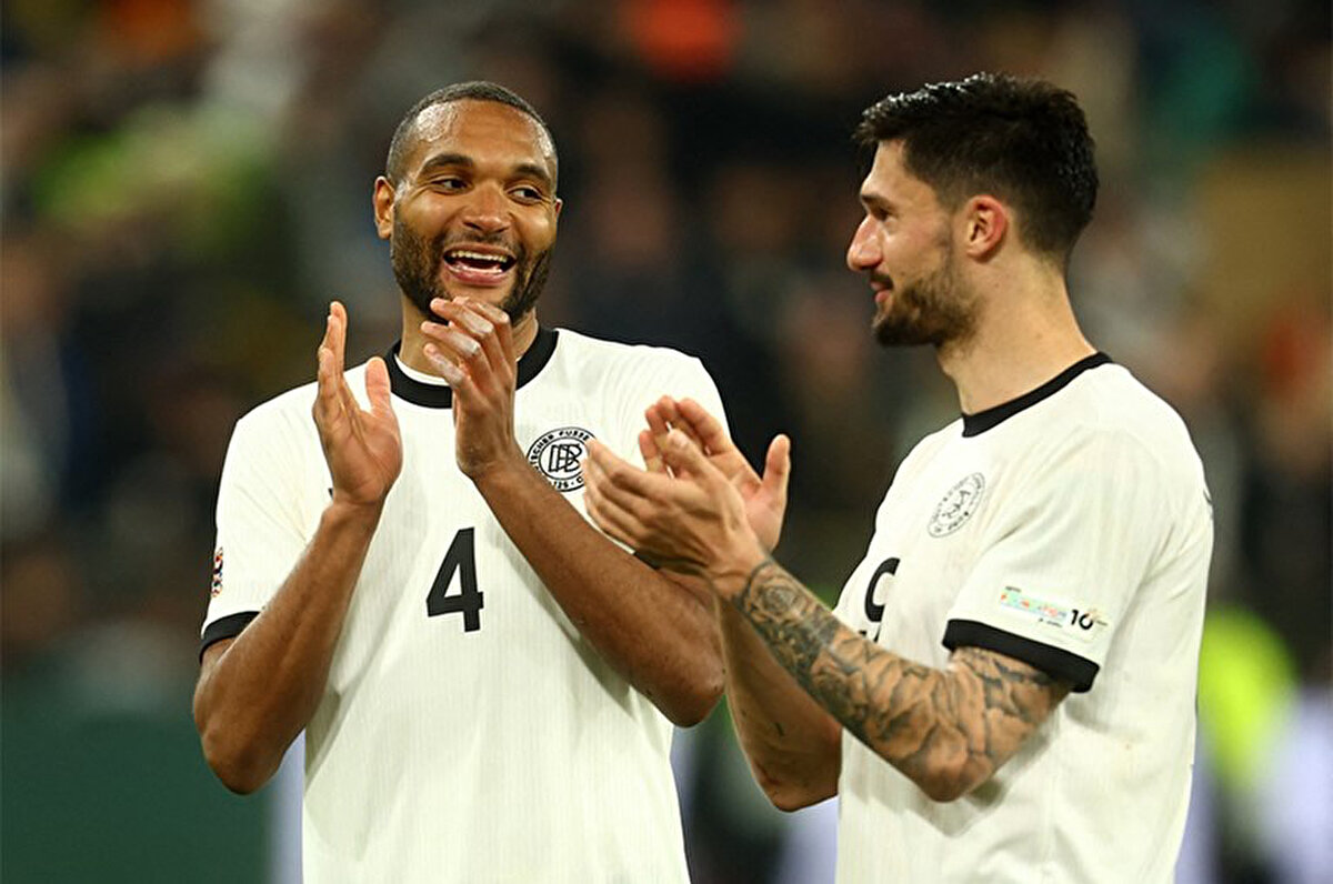 Tah'la ilgilenen takımlar arasında Barcelona da yer alırken Katalan devinin teknik direktörü Hansi Flick, Alman stoperle milli takımda birlikte çalışmıştı.<br>