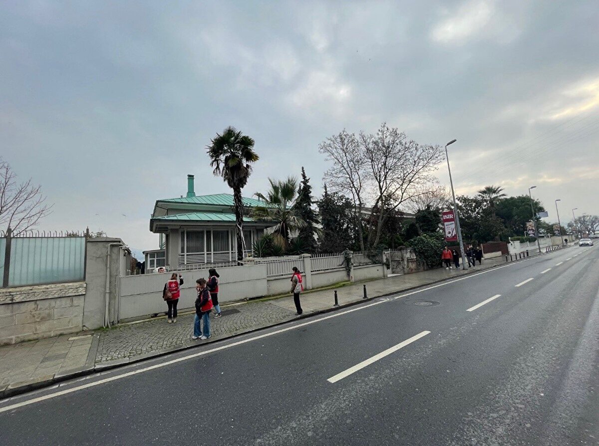 İstanbul’un Beşiktaş ilçesindeki Bebek, Arnavutköy, Kuruçeşme ve Ortaköy mahallelerinde, Bebek Camii’nden başlayarak 15 Temmuz Şehitler Köprüsü yönüne uzanan kıyı boyunca bazı yapıların denize doğru izinsiz biçimde genişletildiği, kat ilaveleri yapıldığı ve cephe yenilemeleri gerçekleştirildiği yönünde Koruma Bölge Kurulu Müdürlüğü’ne çok sayıda ihbar ulaştı. Kültür ve Turizm Bakanlığı bu ihbarlar üzerine hızlıca harekete geçerek uzman ekiplerini sahaya gönderdi.