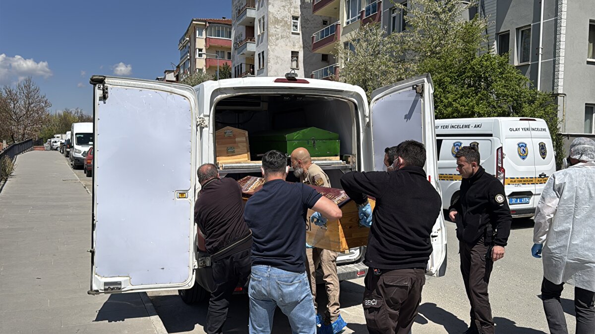 Arnavutoğlu Caddesi üzerindeki bir binadan kötü koku geldiğinin bildirilmesi üzerine bölgeye polis, sağlık ve itfaiye ekipleri sevk edildi.