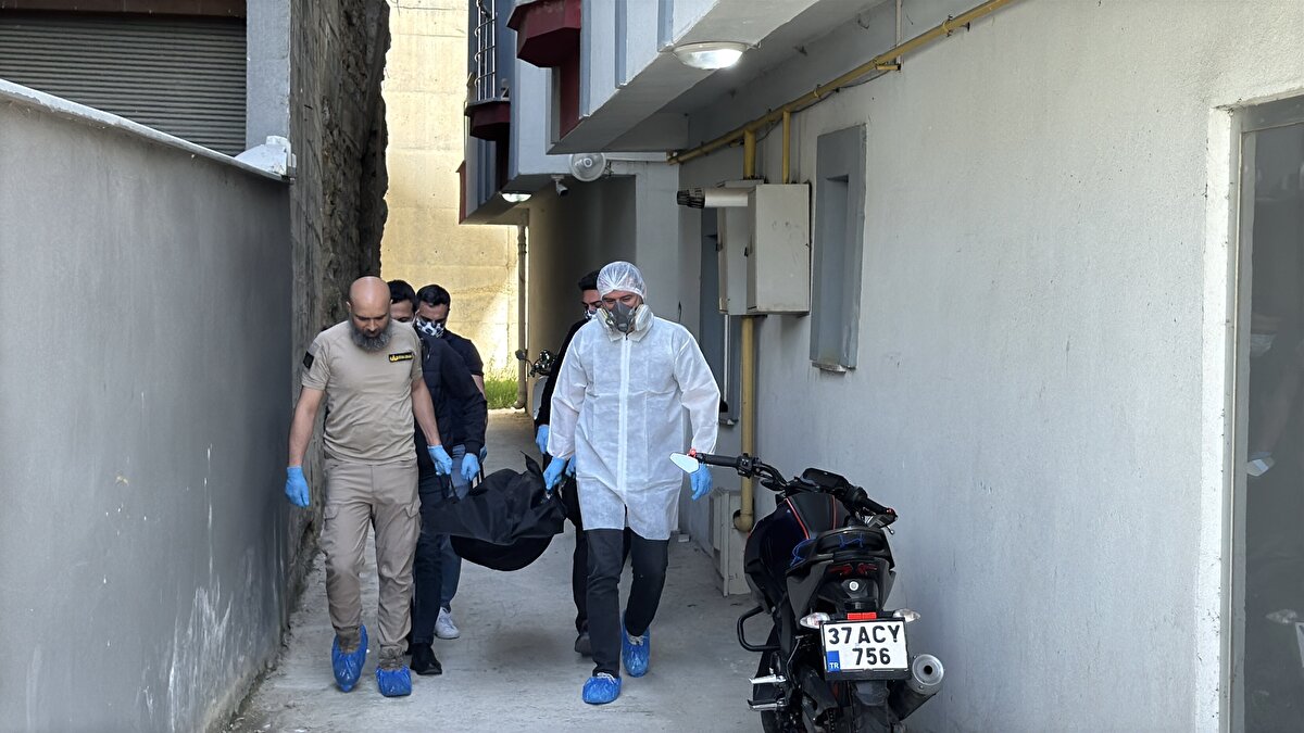 Ceset, otopsi işlemleri için Kastamonu Eğitim ve Araştırma Hastanesi'ne götürüldü.