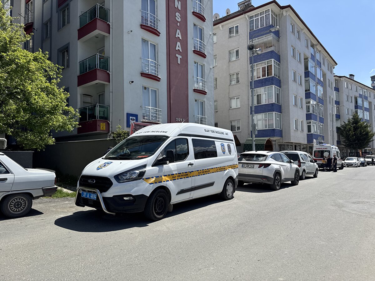 Eve giren ekipler, kadının kimliğinin Elif C. (28) olduğunu, hamile olduğunu ve bir süre önce öldüğünü belirledi.