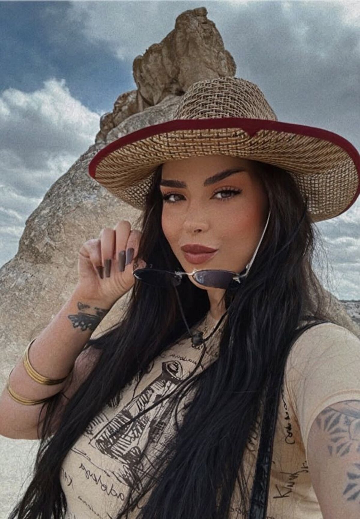 Kırav’ın tekrar kendisini çağırdığını ve “Mekân kapanıyor, sen bana gel” dediğini belirten Akdağ, “Gitmek istemedim çünkü sarhoşken kendinden geçiyor, saldırganlaşıyordu. Zaman zaman bu yüzden küstüğümüz oluyordu” dedi. Ancak yine de Kırav’ın evine gittiğini belirten Sevil Akdağ, burada maktulün yüksek sesle konuştuğunu, saçma hareketler yaptığını ve uyuşturucu madde ile Lyrica adlı bir ilaç kullandığını öne sürdü.