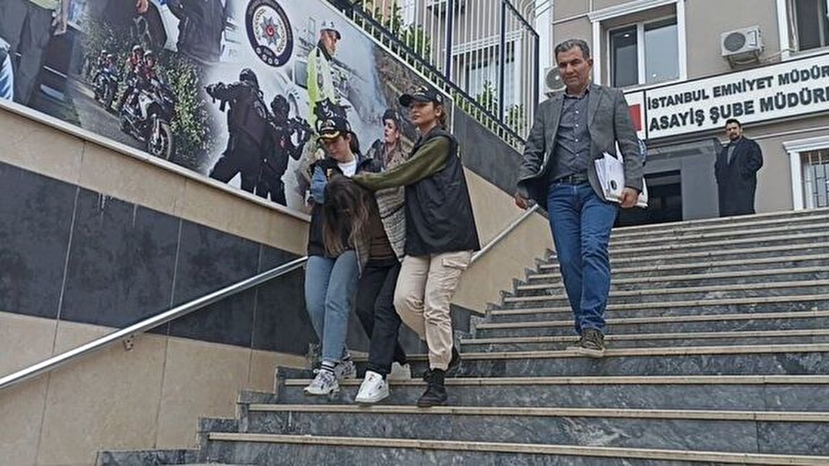 İstanbul’da Elif Kırav’ın evinde çıkan tartışmada hayatını kaybetmesinin ardından gözaltına alınan Sevil Akdağ, hakimlikte verdiği ifadesinde dikkat çeken iddialarda bulundu.<br><br>Panik atak hastası olduğunu söyleyen Akdağ, olay günü kendini iyi hissetmediğini ve evde oturduğunu belirtti. Elif Kırav’ın daveti üzerine onun evine gittiğini belirten Akdağ, “Birlikte alkol aldık” dedi.