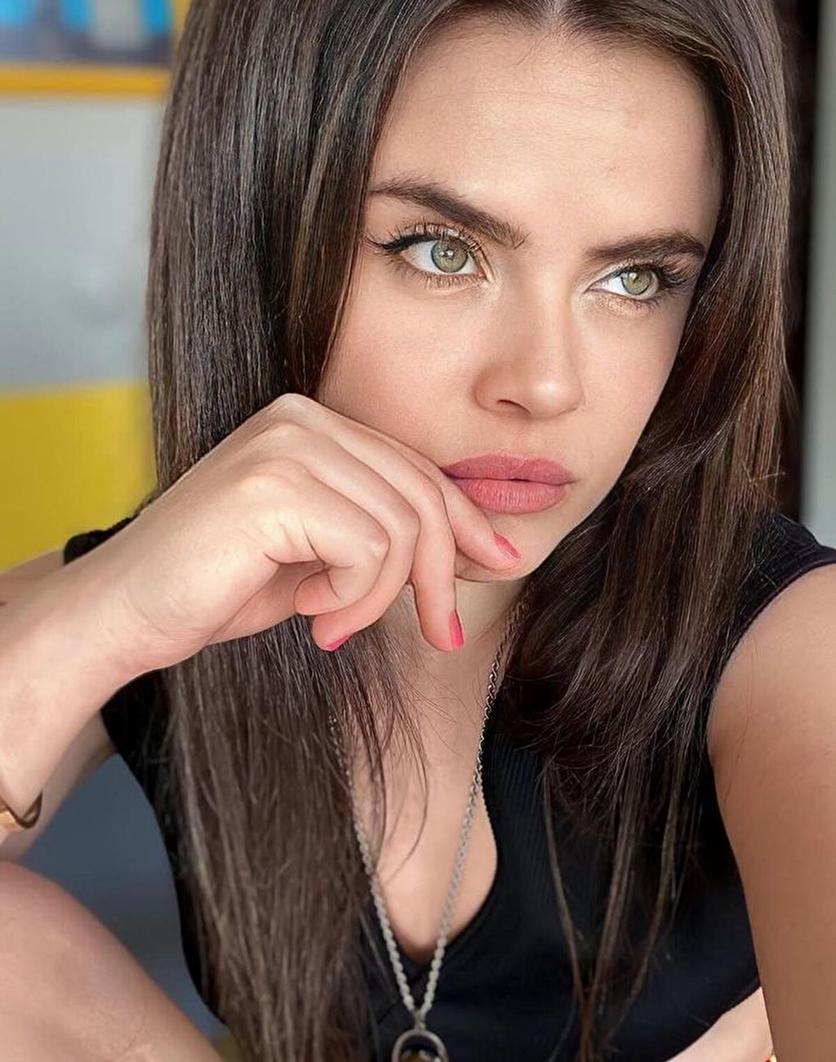 "Bana bıçakla saldırdı, saçımı çekti, tokat attı"<br><br>Tartışmanın büyümesi üzerine Kırav’ın kendisine küfür ettiğini ve saldırmaya başladığını iddia eden Sevil Akdağ, “Elinde bıçak vardı. Elinden almaya çalıştım ama bana vurdu, yerde darp etti, saçımı çekti, tokat attı, parmaklarımı ısırdı. Ben sadece kaçmaya ve kendimi korumaya çalıştım. Bıçakladım mı hatırlamıyorum. O anları alkolün etkisiyle net hatırlayamıyorum” ifadelerini kullandı.