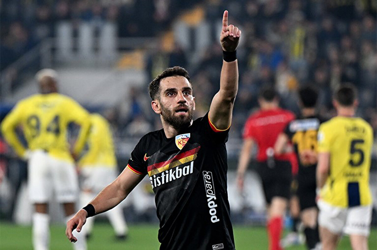 Ajansspor'a konuşan Civelek, "Karmaşık bir duygu içerisindeyim. Sevinçliyim ama buruk sevinçliyim. Fenerbahçe'de altyapı dahil 13-14 yıl görev aldım. Türkiye'nin en büyük kulüplerinden birisine karşı gol attım. Fenerbahçe'nin ekmeğini yedik, Fenerbahçe sayesinde profesyonel futbolcu olduk ancak bize orada öğretilen ekmek yediğin yere ihanet etmemekti" dedi.<br>