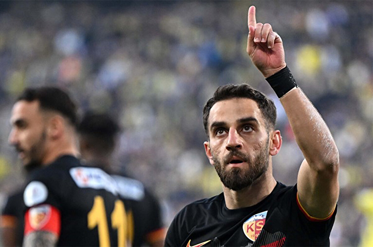 Kayserispor ile sezon sonunda sözleşmesinin biteceği hatırlatılan Civelek, "Kayserispor'la sözleşme uzatma noktasında benim tarafımdan da kulüp tarafından bir şey olmadı. Amacımız gemiyi kıyıya sağ salim yanaştırmak. Kayserispor benimle devam etmek isterse devam ederim" ifadelerini kullandı.<br>