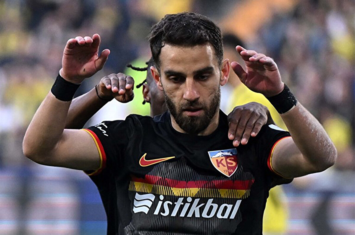 Galatasaray maçında da sürpriz yapacaklarını söyleyen Ramazan Civelek, "Gökhan Sazdağı da ben de çıktık aslanlar gibi mücadele ettik. Galatasaray'a da sürpriz yapacağız. 4 hafta sonra Galatasaray ile deplasmanda maçımız var. Galatasaray'a karşı da aslanlar gibi mücadele edeceğiz. Kayserispor olarak her maçta çıkıp kendi futbolumuzu oynayacağız. Ligin sonuna kadar puan ya da puanlar için mücadele edeceğiz" şeklinde konuştu.<br>