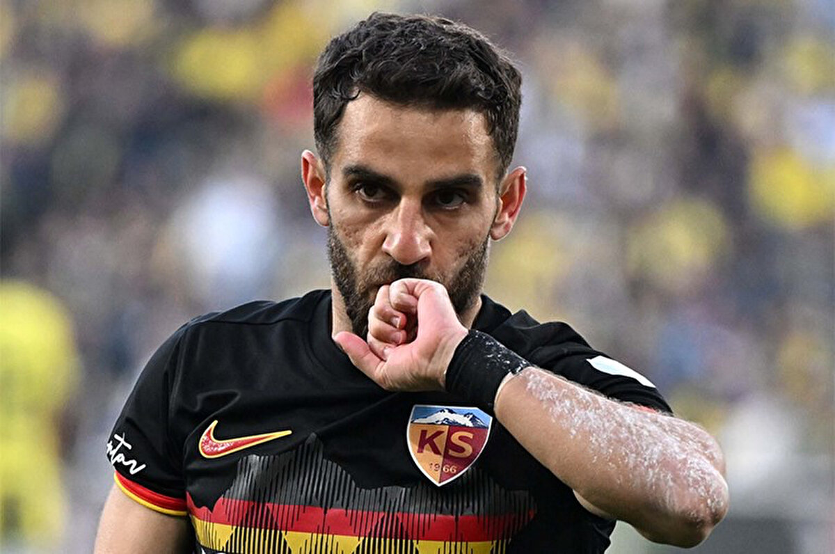 Kayserispor, Süper Lig'in 32. haftasında Fenerbahçe ile deplasmanda 3-3 berabere kaldı. Kayserispor'un ilk golünü, Fenerbahçe altyapısında yetişen Ramazan Civelek kaydetti.<br>