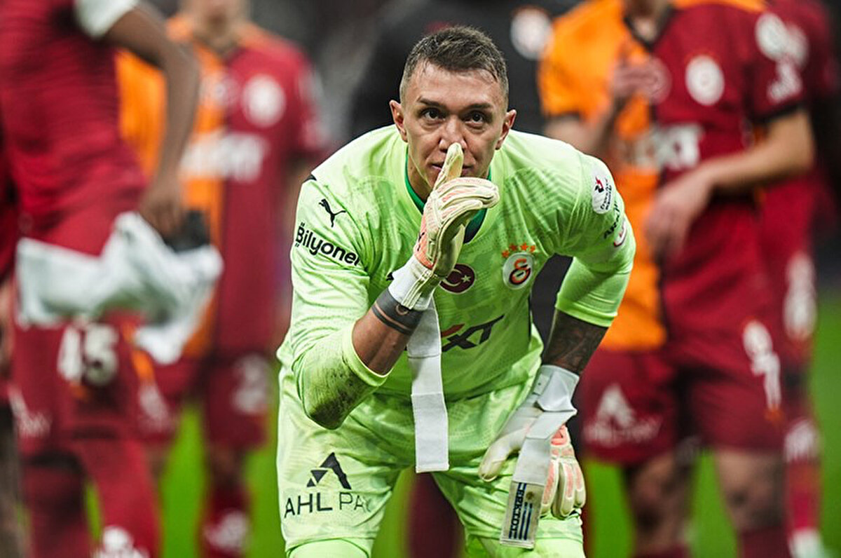 Galatasaray kariyerinde 546 maça çıkan Fernando Muslera, 192 karşılaşmada kalesini gole kapattı. Uruguaylı eldiven kalesinde ise 590 gol gördü.<br>