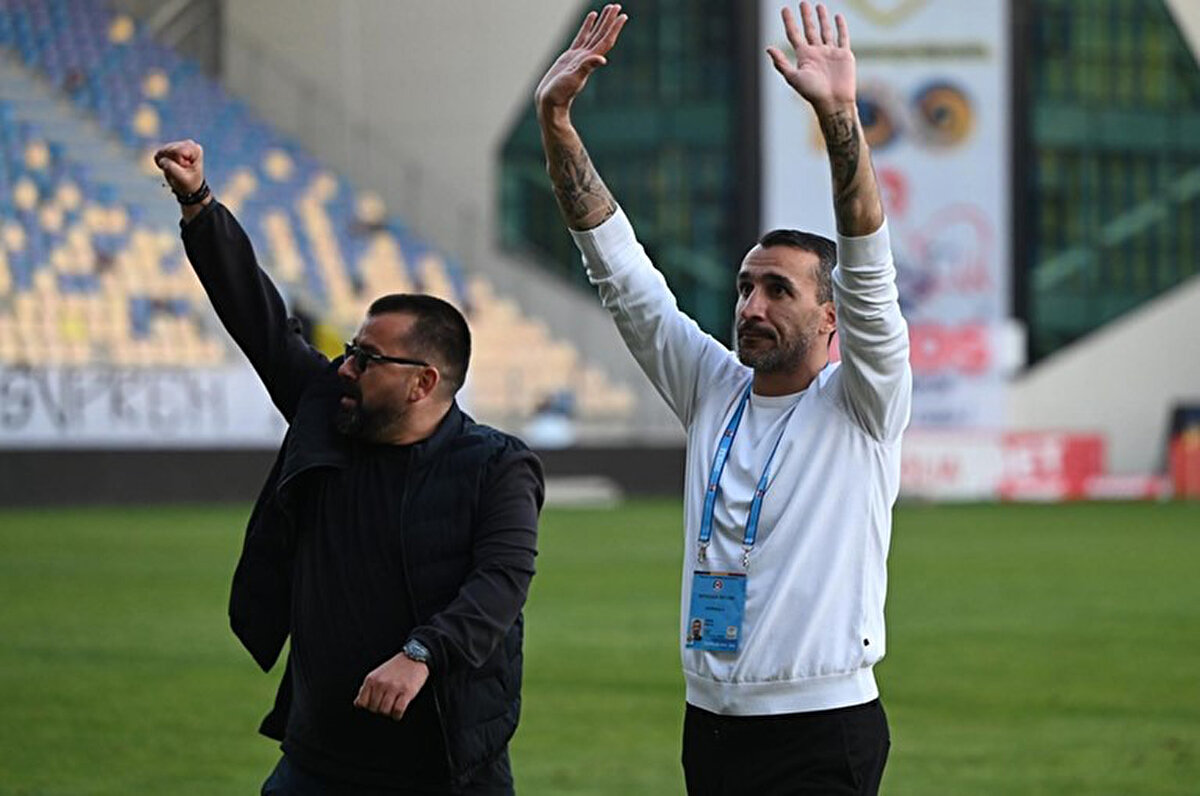 Haber detayında, maddi sıkıntılar içinde bulunan Rumen kulübünün bu duruma aşması için ligi 7. sırada bitirmesi veya sıralamada en azından Farul ve Hermannstadt'ın önünde yer alması gerektiği ifade edildi.. Bu üç takım, maçlarda 5 Rumen futbolcuyu oynatmaları nedeniyle Romanya Futbol Federasyonu'nun sunduğu maddi bonus için yarış halinde. FCSB ve Cluj'un ek bonusu garantilediği göz önüne alındığında, Petrolul, Farul ve Hermannstadt'tan sadece biri 900 bin Euro'luk bonusu alabilecek. <br>