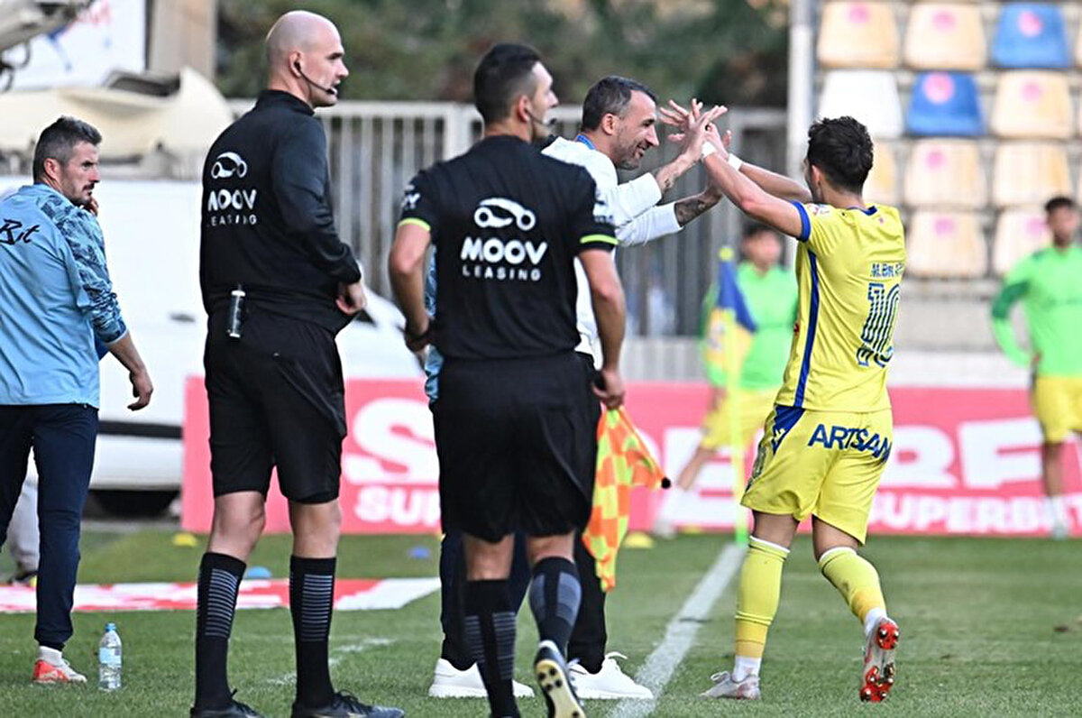 Kulüp bütçesinin yüzde 20'sini bu bonusla güvence altına almak isteyen Petrolul Ploiesti yönetimi, bu şekilde Mehmet Topal'ı takımda kalmaya ikna etmek istiyor. <br>