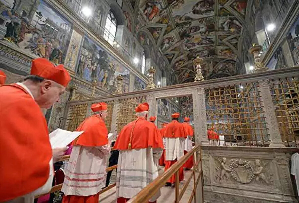 VATİKAN DIŞINDA GÖMÜLECEK<br><br><br>Bunun yerine cenaze sahipleri, tabutun kapağı açık haldeyken saygılarını sunmaya davet edilecek.<br><br>Francis ayrıca bir asırdan fazla bir süre sonra Vatikan dışında gömülen ilk Papa olaca