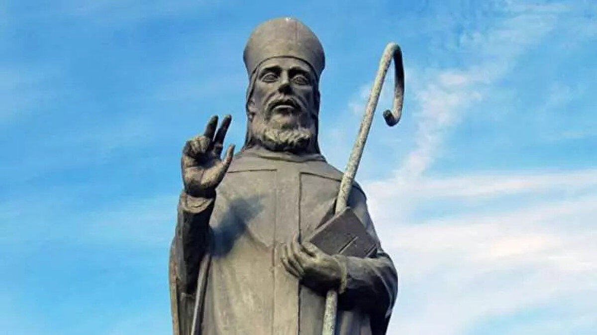 Katolik dünyasının ruhani lideri Papa Francis’in zatürre teşhisiyle 14 Şubat’ta hastaneye yatmasının ardından, uzun süredir tartışılan bir iddia yeniden kamuoyunun gündemine oturdu. Söz konusu iddia, 1139’da İrlandalı Başpiskopos Aziz Malachy tarafından yazıldığı iddia edilen ve “Papaların Kehaneti” olarak bilinen metne dayanıyor.<br><br> 