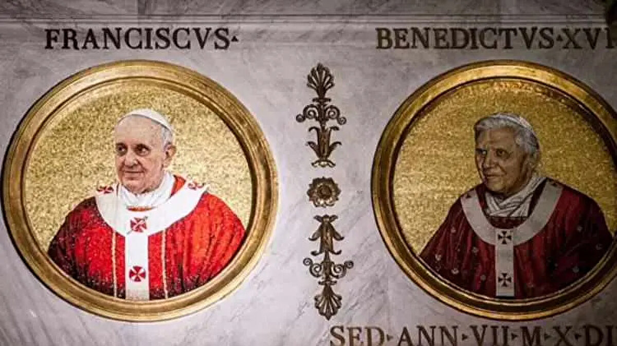 DÜNYANIN SONU 2027’DE Mİ GELECEK?<br><br>Kitabın farklı yorumlarına göre, dünyanın sonu 2027 yılında gelebilir. Bu tarih, Malachy’nin öngörülerinin başlangıç yılı olarak kabul edilen 1585 yılına 442 yıl eklenerek ulaşılan bir tarih.