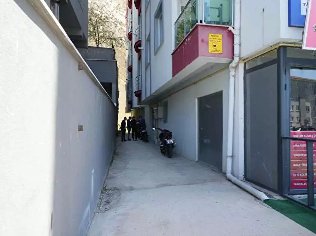 HAMİLE KADININ CANSIZ BEDENİ BULUNDU<br><br> <br><br>Evde, hamile bir kadının cesediyle karşılaşıldı. Bunun üzerine polis ve sağlık ekipleri ile olay yeri inceleme ekipleri evde incelemelerde bulundu<br><br>