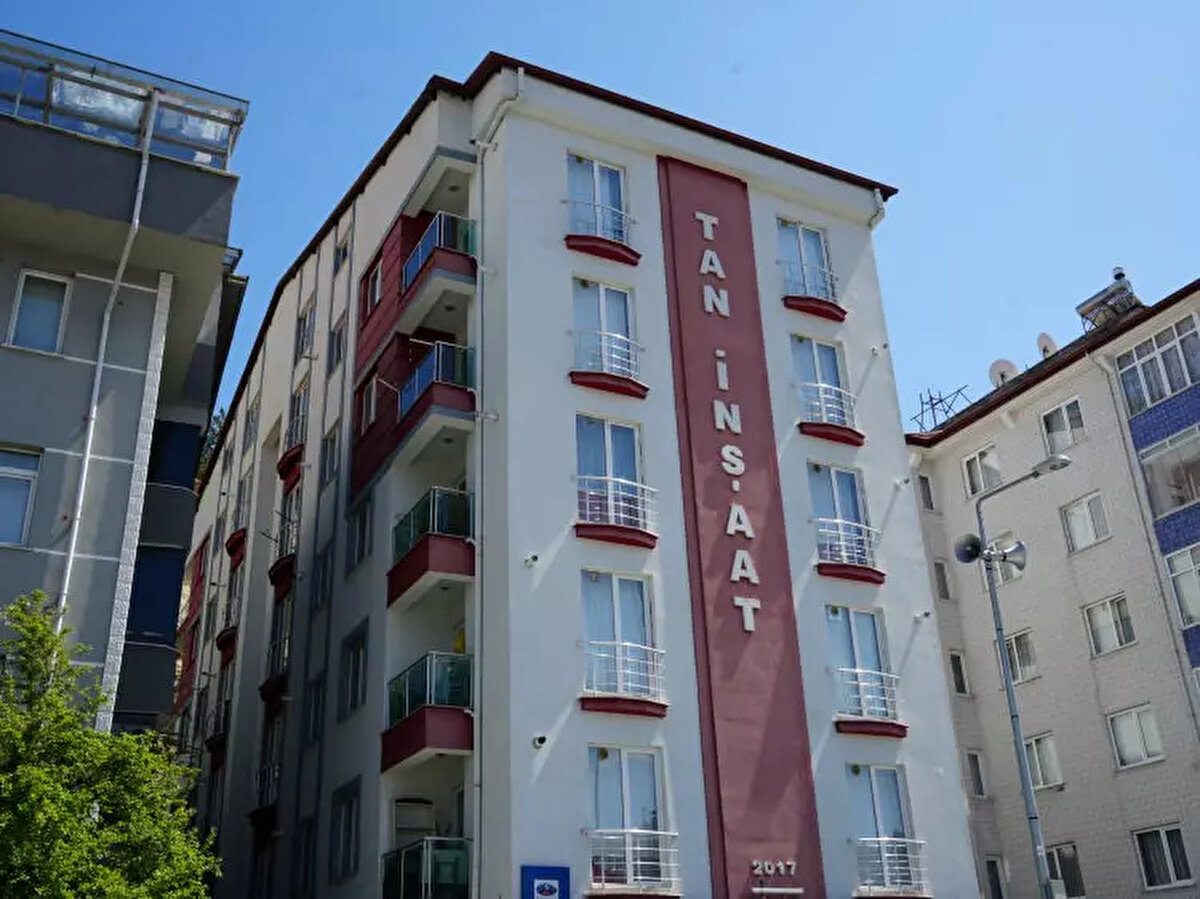 Kötü koku tüm binaya yayıldı<br><br> <br><br>Olay, İnönü Mahallesi Arnavut Caddesi'nde meydana geldi. Edinilen bilgiye göre, cadde üzerindeki apartmandan kötü kokuların gelmesi üzerine binada yaşayan vatandaşlar, 112 Acil Çağrı Merkezini arayarak ihbarda bulundu.