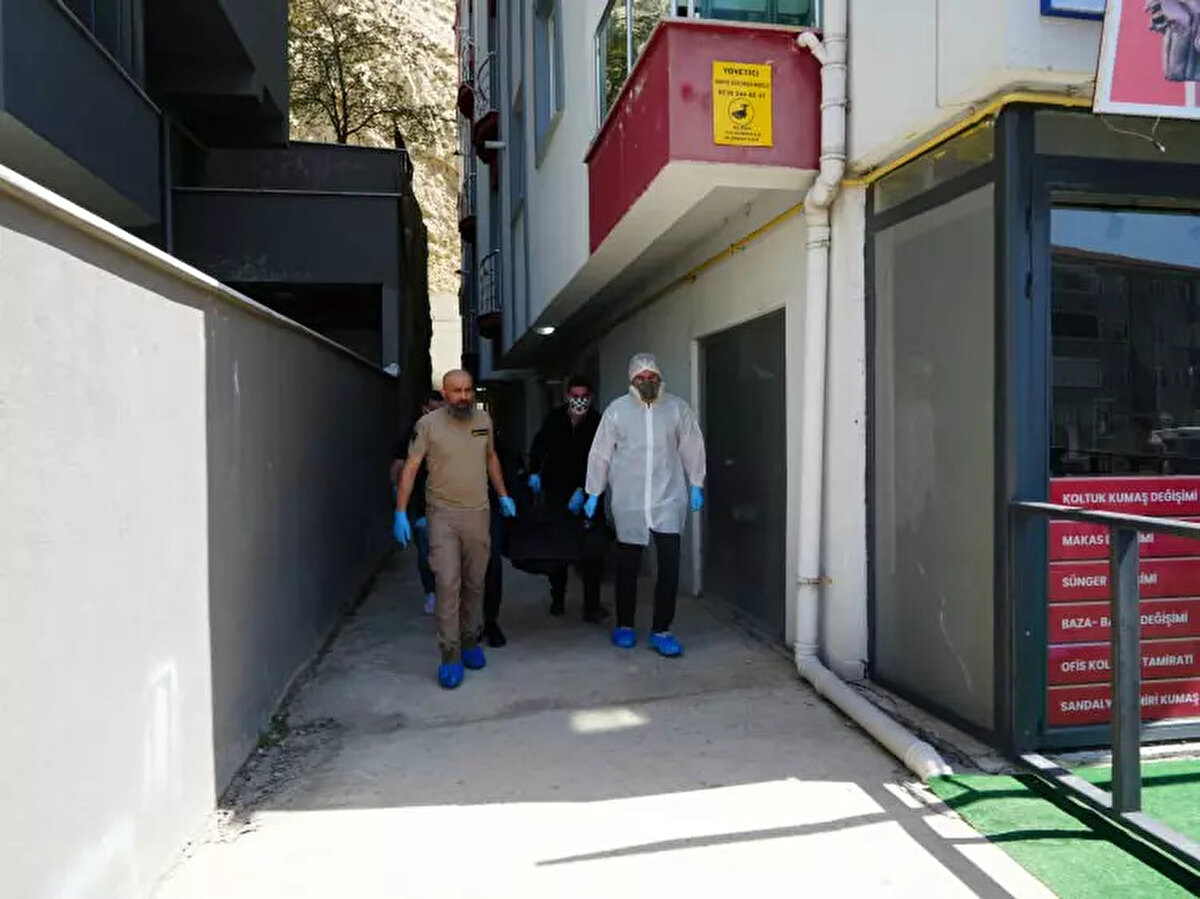 Kastamonu'da apartmanı saran kokunun ardından ortaya korkunç bir olay çıktı. Ekipler, kontrol için için girdiği evde vahşetle karşılaştı. 