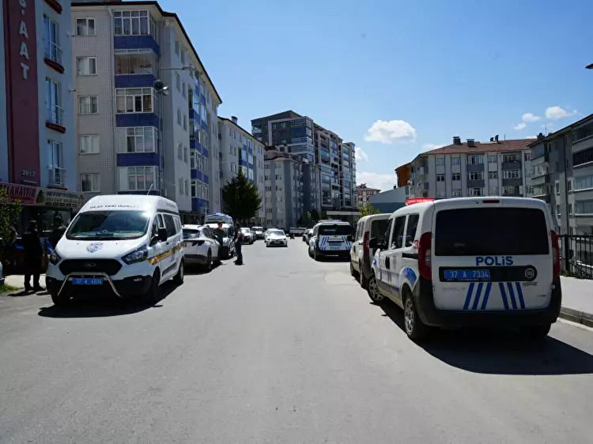 İhbar üzerine apartmana itfaiye ekipleri sevk edildi. İtfaiye ekipleri, yaptıkları çalışma neticesinde eve girdi.