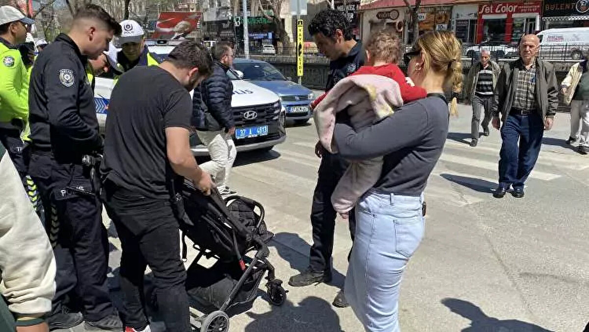 KOCASI ÇOCUĞUYLA BİRLİKTE YOLDA YÜRÜRKEN YAKALANDI