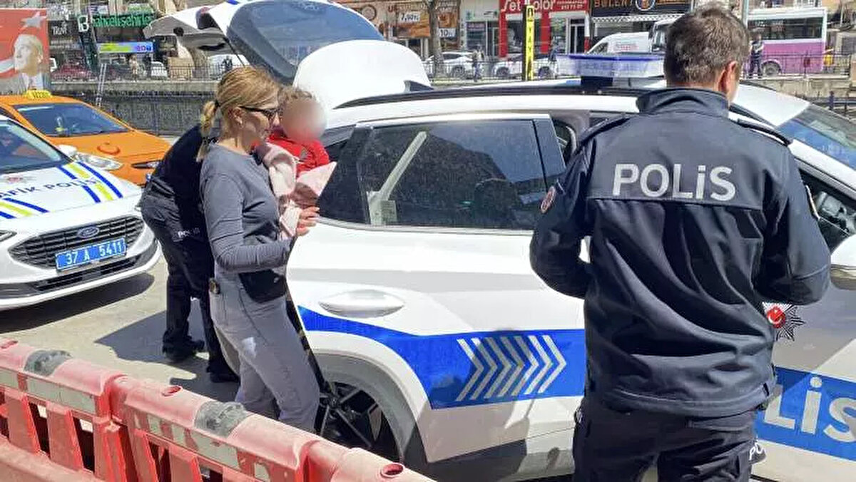 Yaşanan olayın ardından harekete geçen Kastamonu İl Emniyet Müdürlüğü ekipleri, ölen kadının kocası B.C.'yi (29) yakalamak için çalışma başlattı. Ekipler tarafından yürütülen çalışmalar neticesinde, B.C.'nin kent merkezindeki Nasrullah Meydanı'nda olduğu tespit edildi. Ekipler tarafından B.C. cinayet şüphelisiyle kent meydanında yakalanarak gözaltına alındı.,<br><br> <br><br>Şahıs yakalanırken, bebek arabasıyla yanındaki çocuğu İ.C. (1,5) polis ekipleri tarafından İl Emniyet Müdürlüğü'ne götürüldü.