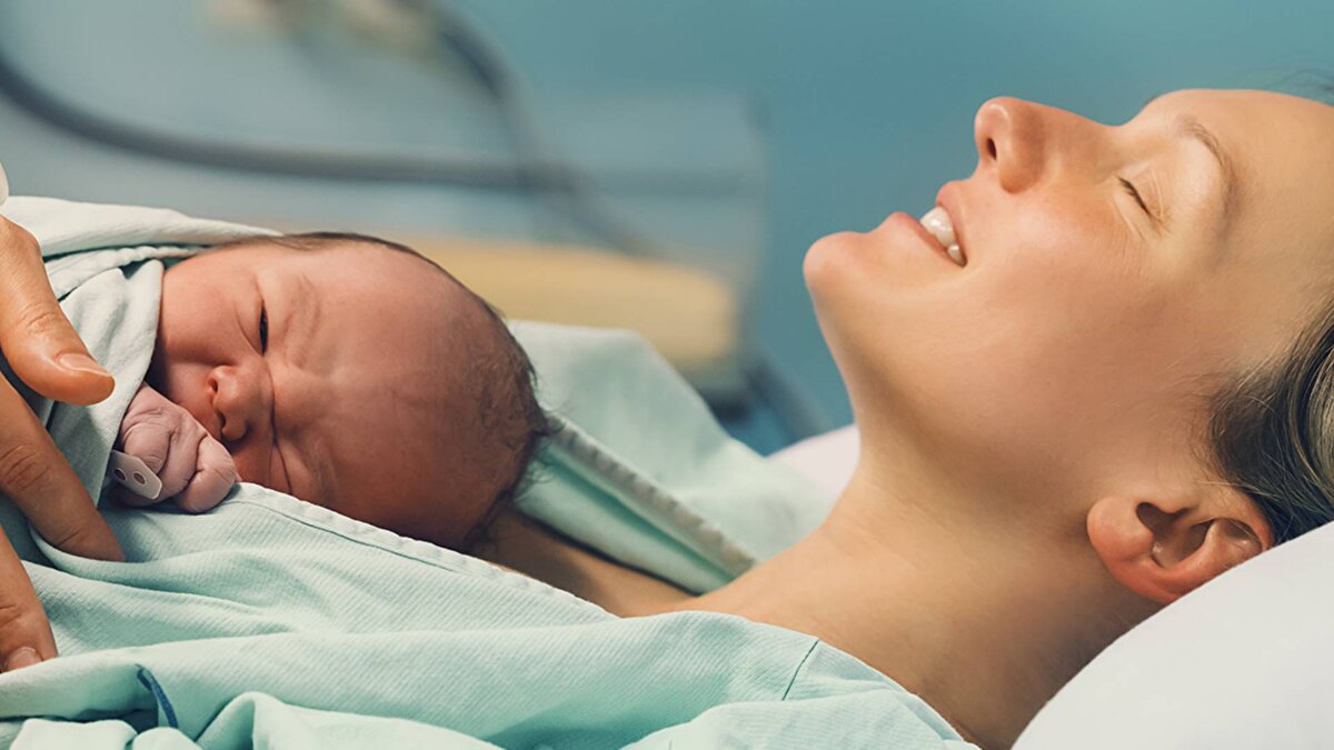 Türkiye'de doğum oranlarındaki gerilemeyi dengelemek amacıyla çeşitli teşvik mekanizmaları devreye alınıyor. Bu adımlardan biri de doğum izinlerinin uzatılması yönünde atılıyor.