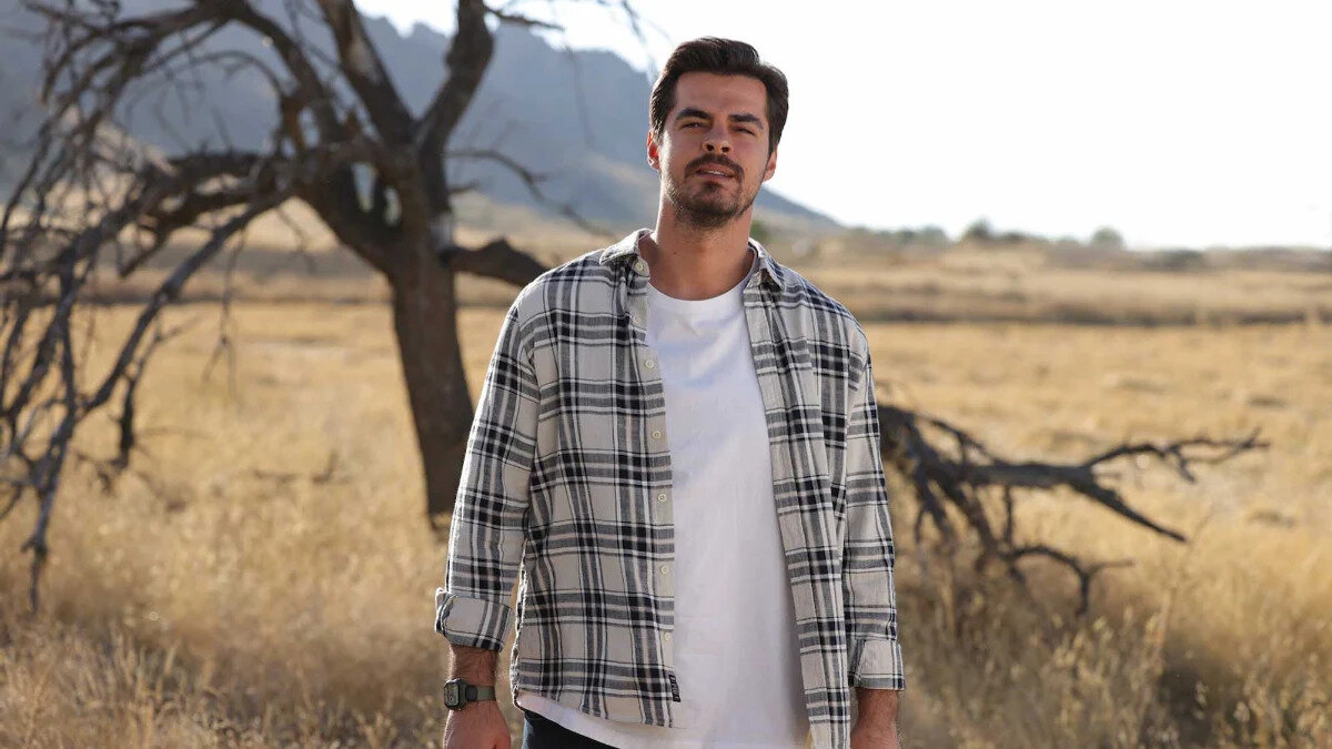 TRT 1’in sevilen dizisi Gönül Dağı’nda başrol oynayan Berk Atan, Eskişehir’in Sivrihisar ilçesinde çekimlere giderken içinde bulunduğu aracın şarampole devrilmesi sonucu yaralandı.